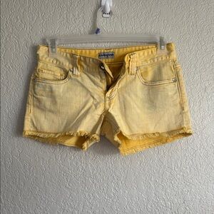 Stylish yellow, fine, short shorts,